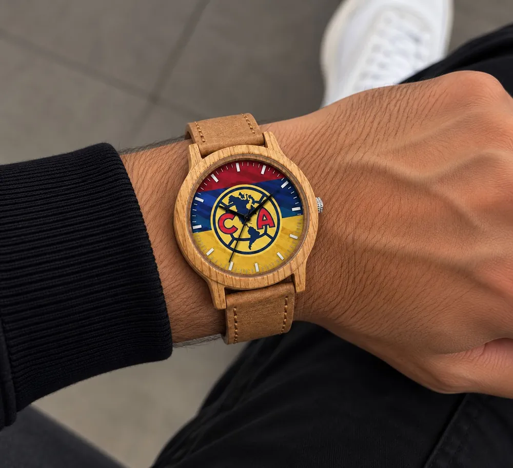 Reloj estilo bambú con escudo de equipo en la carátula, puesto en la muñeca