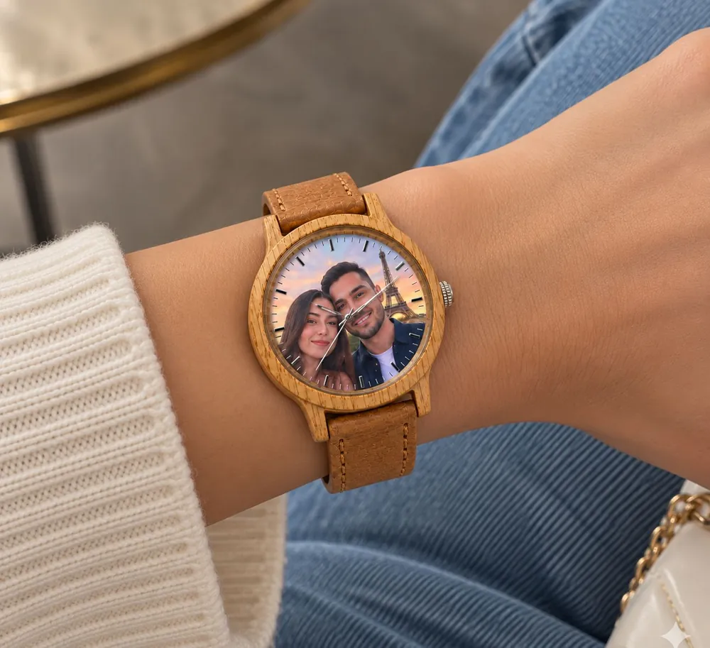 Reloj estilo bambú con foto de pareja en la carátula, puesto en la muñeca