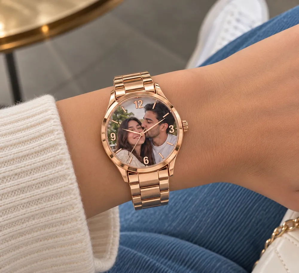 Reloj oro rosa dama con foto de pareja en la carátula, puesto en la muñeca