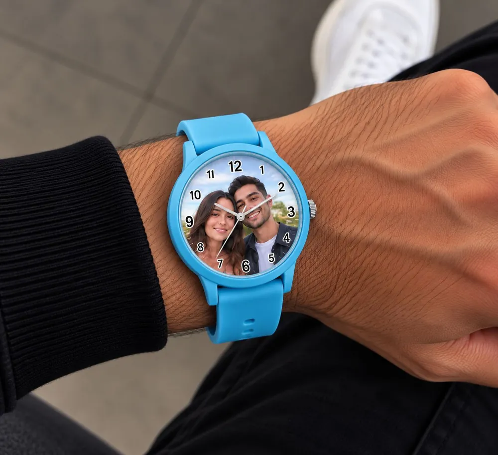 Reloj de silicona azul con foto de pareja en la carátula, puesto en la muñeca