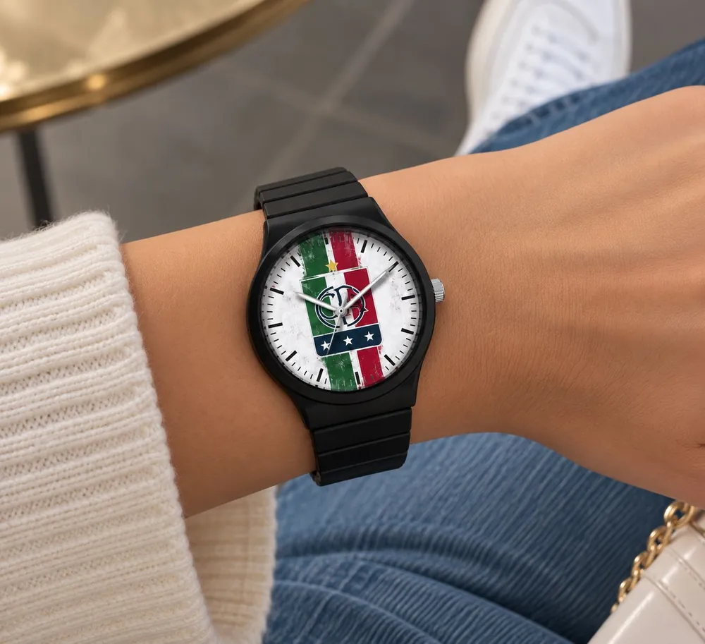 Reloj de silicona negra con diseño personalizado en la carátula, puesto en la muñeca