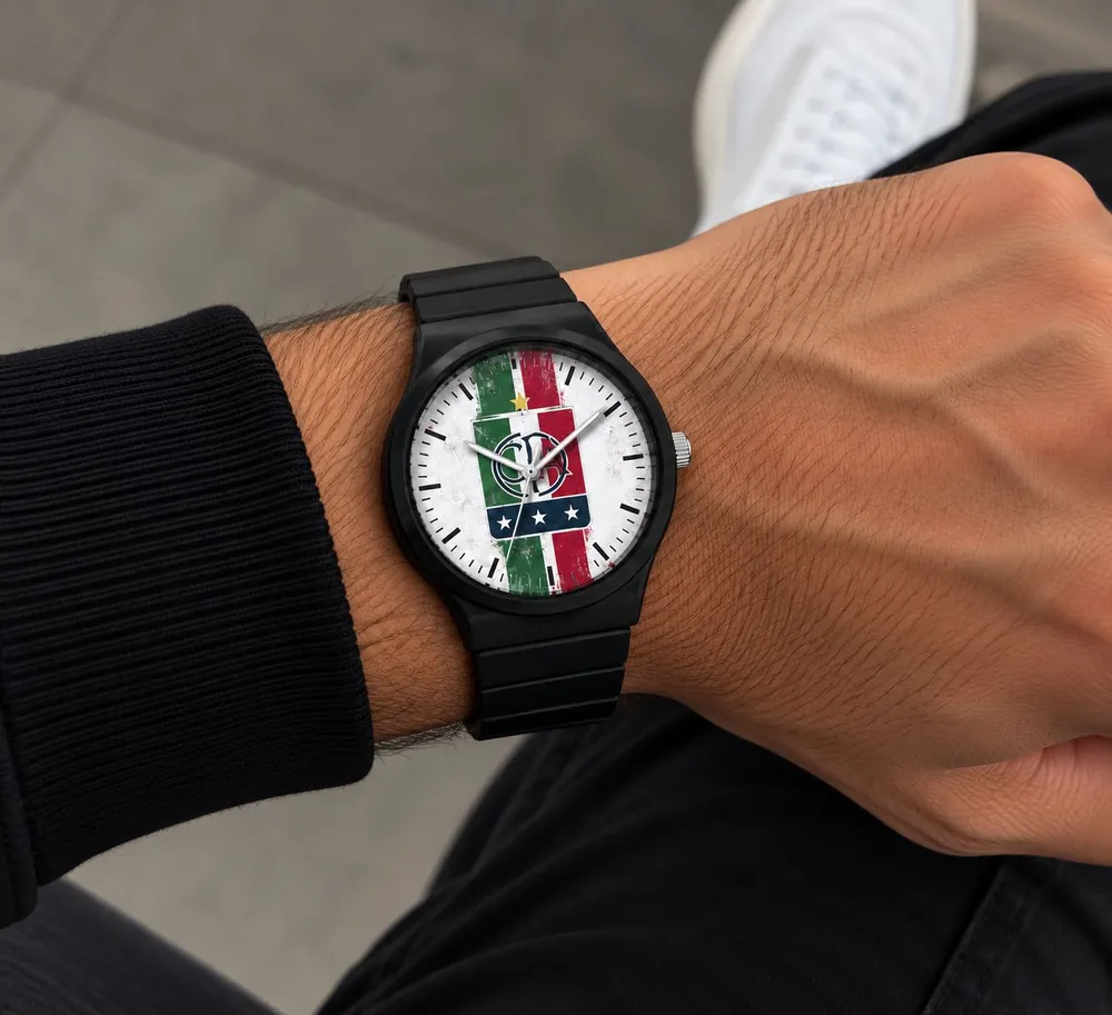 Reloj de silicona negra con escudo de equipo en la carátula, puesto en la muñeca