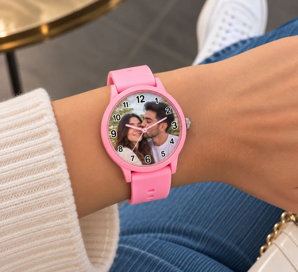 Reloj de silicona rosa con foto de pareja en la carátula, puesto en la muñeca